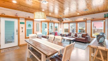 Maison, plusieurs lits, patio, vue piscine (Ruby Tuesday) | Restauration dans la chambre