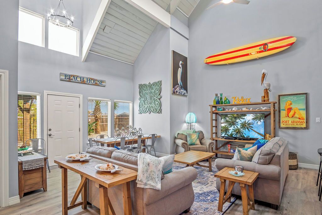 獨棟房屋, 多張床, 可使用泳池, 泳池景觀 (Aqua Dreams) | 起居區 | 42-吋平面電視，提供數位頻道