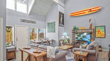 Maison, plusieurs lits, accÚs piscine, vue piscine (Aqua Dreams) | Coin séjour | Télévision à écran plat de 42 pouces avec chaßnes numériques