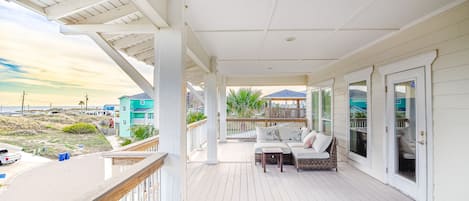 Hus - flera sängar - uteplats - utsikt mot trädgården (Gone Coastal ) | Terrass/Patio