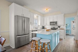 Maison, plusieurs lits, balcon, vue piscine (Beachside Bliss) | Cuisine privée