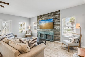 บ้านพัก, หลายเตียง, ลานระเบียง (Blue Fin House) | บริเวณนั่งเล่น | ทีวีจอแบน 42 นิ้ว พร้อมช่องดิจิตอล