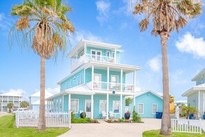 Exterior - Blue Fin House- Pet Friendly & Boardwalk to the Beach! (Port Aransas)