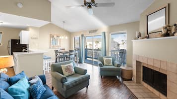 Apartment, Mehrere Betten, Whirlpool (Spinnaker 317) | Wohnbereich