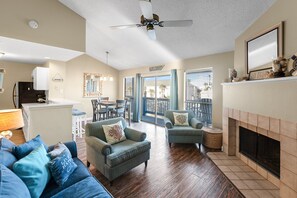 Condo, várias camas, banheira de imersão (Spinnaker 317) | Área de estar | TV de tela plana 42 polegadas com canais digitais