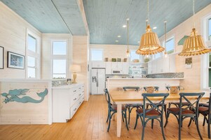 House, Multiple Beds, Patio, Ocean View (Mermaid Retreat) | In-room dining
