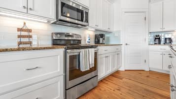 House, Multiple Beds, Patio, Garden View (Sandy Craic) | Private kitchen | Fridge, microwave, oven, stovetop
