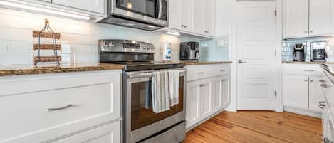 House, Multiple Beds, Patio, Garden View (Sandy Craic) | Private kitchen | Fridge, microwave, oven, stovetop