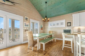Ferienhaus, Mehrere Betten, Terrasse, Gartenblick (Sandy Craic) | Speisen