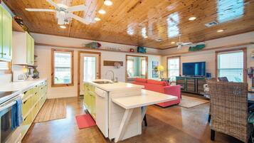 Casa, varias camas, acceso a la piscina, vistas al jardín (The RITZ Tarpon) | Cocina privada | Frigorífico, microondas, horno y placa de cocina