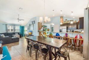 Casa, varias camas, acceso a la piscina, vistas al mar (Boogie Board Bungalow) | Restauración