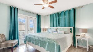 Hus, flere senger, adgang til basseng, havutsikt (Boogie Board Bungalow) | 3 soverom, individuelt dekorert, individuelt innredet og sengetøy