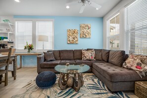 コンドミニアム ベッド (複数台) パティオ プールビュー (Sea Glass Cottage) | リビング エリア | 42 インチの薄型テレビ (デジタル放送視聴可)