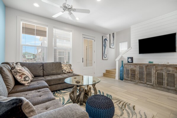 Condo, várias camas, varanda, vista para a piscina (Sea Glass Cottage) | Área de estar | TV de tela plana 42 polegadas com canais digitais