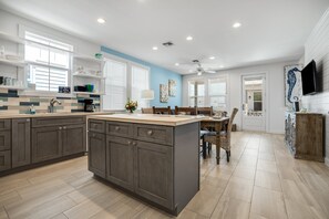 Appart'hôtel, plusieurs lits, patio, vue piscine (Sea Glass Cottage) | Cuisine privée | Cafetière/bouilloire, tables à manger