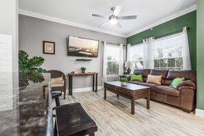 Leilighet, flere senger, terrasse, hageutsikt (Pathway to the Sea 108 ) | Oppholdsområde | En 42-tommers Flatskjerm-TV med digitale kanaler