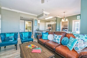 Leilighet, flere senger, terrasse (Mermaid Cove Pathway to the Sea!) | Oppholdsområde | En 42-tommers Flatskjerm-TV med digitale kanaler