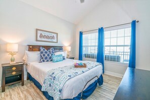 Leilighet, flere senger, terrasse (Mermaid Cove Pathway to the Sea!) | 2 soverom, individuelt dekorert og individuelt innredet