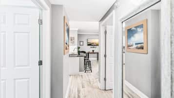 Appartamento, letti multipli, patio (Mermaid Cove Pathway to the Sea!) | Area soggiorno | TV a schermo piatto 42 pollici con canali digitali