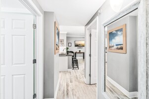 公寓  式客房, 多张床, 露台 (Mermaid Cove Pathway to the Sea!) | 起居区 | 42-英寸纯平电视（配备数码频道）