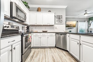 Condo, várias camas, varanda, vista para o jardim (Pathway to the Sea 108 ) | Cozinha privada | Geladeira, micro-ondas, fogão, cooktop