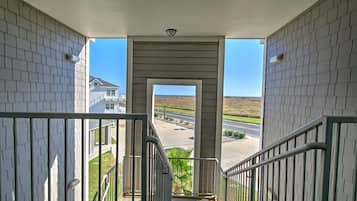 Condo, varias camas, patio (Mermaid Cove Pathway to the Sea!) | Interior
