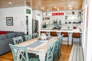 Ferienhaus, Mehrere Betten, Poolzugang, Poolblick (Why Knot Relax ) | Speisen