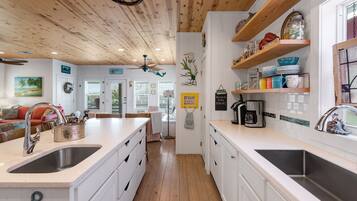 Rumah, Beberapa Tempat Tidur, patio, pemandangan kolam renang (Mermaid Cove PA) | Dapur pribadi | Mesin pembuat kopi/teh