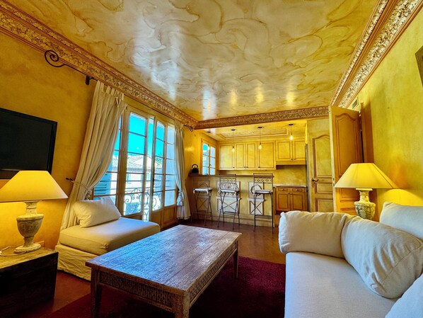 TV - Appartement de Charme (Saint-Tropez)