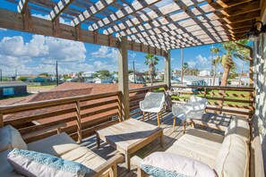 Outdoor dining - The Oyster House - Pet Friendly (Port Aransas)