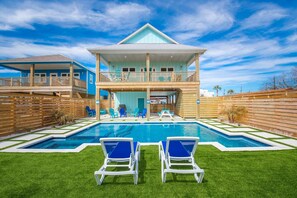 Utomhuspool och uppvärmd pool