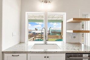 Maison, plusieurs lits, accès piscine, vue océan (Glory Daze ) | Cuisine privée | Cafetière/bouilloire