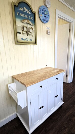 Interior - Castaway! DB3--1 Bedroom/1 Bath Cottage, Walk to the Beach, Dogs OK! (Port Aransas)