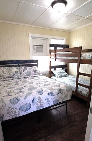 1 bedroom, free WiFi, bed sheets, wheelchair access - Castaway! DB3--1 Bedroom/1 Bath Cottage, Walk to the Beach, Dogs OK! (Port Aransas)