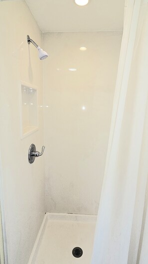 Douche, serviettes fournies, savon, shampoing