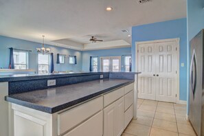 Casa, varias camas, patio (Casa Las Palmas) | Cocina privada | Refrigerador, microondas, horno y parrilla de estufa