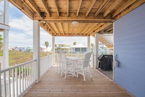Outdoor dining - Casa Azul - Boardwalk to the Beach! (Port Aransas)