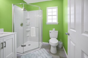 Hus - flere senge - terrasse - udsigt til have (Palma Verde) | Badeværelse | Designertoiletartikler, håndklæder, Toiletpapir