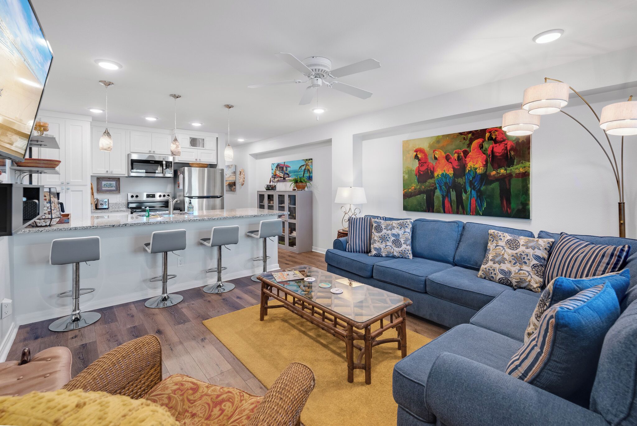 Condo, 1 giường cỡ king và sofa giường, sân hiên, quang cảnh hồ bơi (Sunrise Villas 101) | Khu phòng khách | TV màn hình phẳng 42-inch có truyền hình kỹ thuật số 