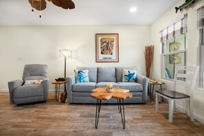 Leilighet, 1 kingsize-seng, terrasse, bassengutsikt (Sunrise Villas 207) | Oppholdsområde | En 42-tommers Flatskjerm-TV med digitale kanaler