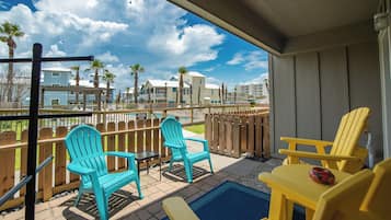 Appartamento, 1 letto king con divano letto, patio, vista piscina (Sunrise Villas 101) | Terrazza/patio