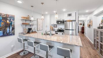 Appartamento, 1 letto king con divano letto, patio, vista piscina (Sunrise Villas 101) | Cucina privata | Frigorifero, microonde, macchina per tè/caffè, tavolo da pranzo