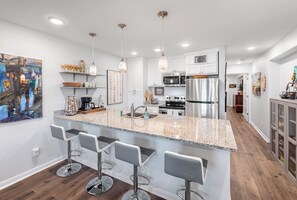 Condo, 1 giường cỡ king và sofa giường, sân hiên, quang cảnh hồ bơi (Sunrise Villas 101) | Bếp riêng | Tủ lạnh, lò vi sóng, dụng cụ pha cà phê/trà, bàn ăn 