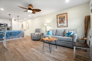 Leilighet, 1 kingsize-seng, terrasse, bassengutsikt (Sunrise Villas 207) | Oppholdsområde | En 42-tommers Flatskjerm-TV med digitale kanaler