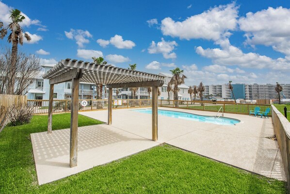 Una piscina al aire libre