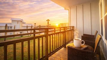 Leilighet, 1 kingsize-seng med sovesofa, terrasse, bassengutsikt (Sunrise Villas 208) | Terrasse/patio