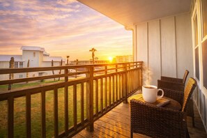 Leilighet, 1 kingsize-seng med sovesofa, terrasse, bassengutsikt (Sunrise Villas 208) | Terrasse/patio