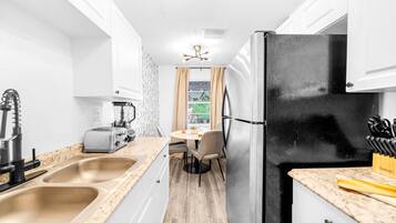 冰箱、微波炉、烤箱、炉灶