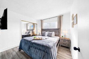 2 slaapkamers, een bureau, een strijkplank/strijkijzer, gratis wifi