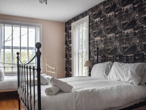 6 bedrooms, free WiFi, bed sheets - 6 bedroom accommodation in Lowestoft (Lowestoft)